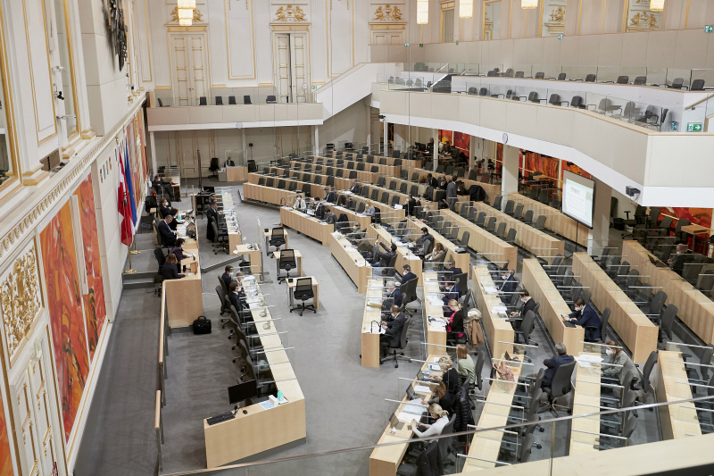 Vorsitz durch Nationalratsabgeordneter Karl Mahrer (ÖVP). Blick Richtung AusschussteilnehmerInnen