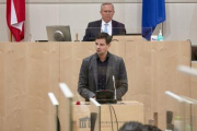 Am Rednerpult Nationalratsabgeordneter Hannes Amesbauer (FPÖ)