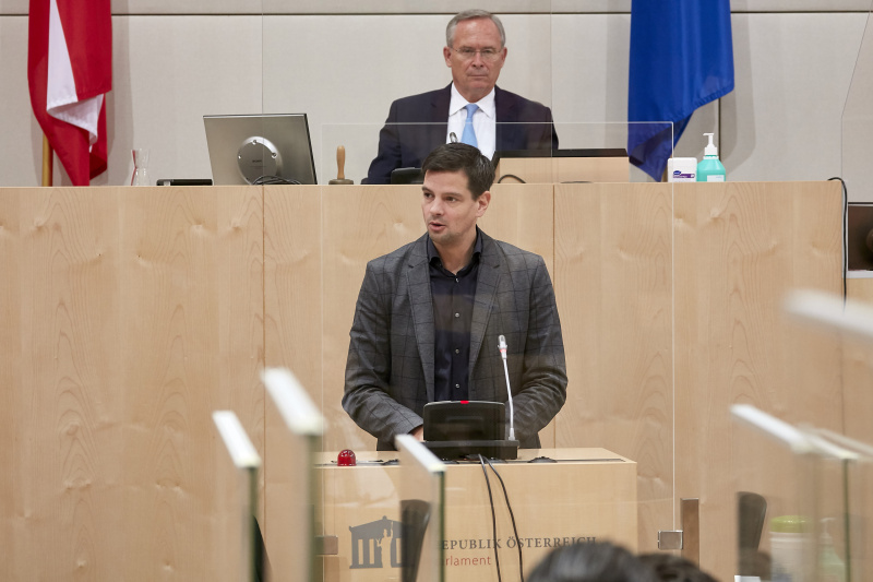 Am Rednerpult Nationalratsabgeordneter Hannes Amesbauer (FPÖ)