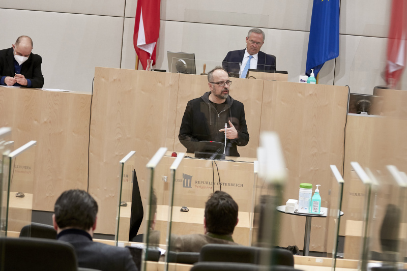 Am Rednerpult Nationalratsabgeordneter Michel Reimon (GRÜNE)