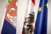 Von links: Fahne von Serbien, Fahne von Österreich, EU-Fahne
