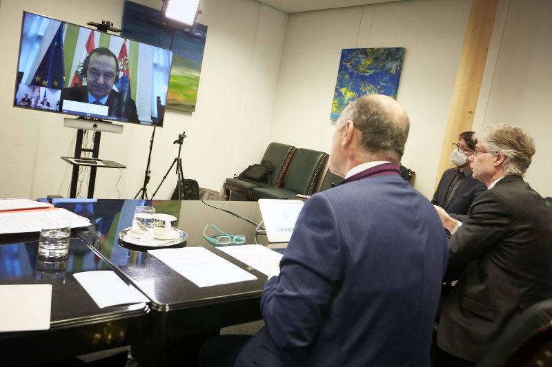 Von links: Nationalratspräsident Wolfgang Sobotka (ÖVP), Parlamentsdirektor Harald Dossi, am Monitor Parlamentspräsident von Serbien Ivica Dačić