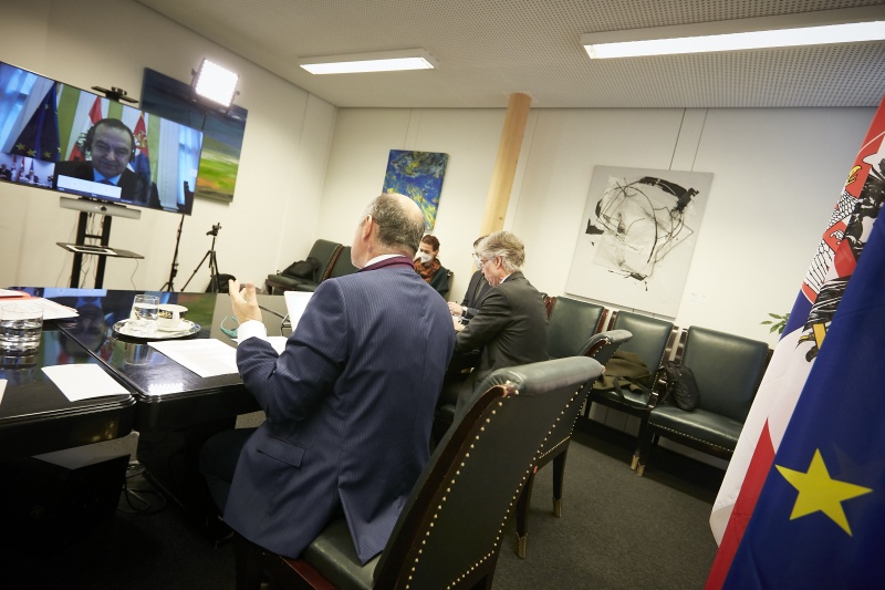 Von links: Nationalratspräsident Wolfgang Sobotka (ÖVP), Parlamentsdirektor Harald Dossi, am Monitor Parlamentspräsident von Serbien Ivica Dačić