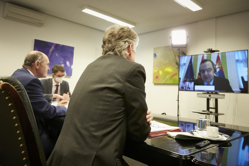 Von links: Nationalratspräsident Wolfgang Sobotka (ÖVP), Parlamentsdirektor Harald Dossi, am Monitor Parlamentspräsident von Serbien Ivica Dačić