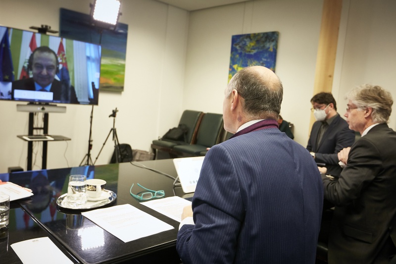 Von links: Nationalratspräsident Wolfgang Sobotka (ÖVP), Parlamentsdirektor Harald Dossi, am Monitor Parlamentspräsident von Serbien Ivica Dačić