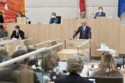 Am Rednerpult Vorsitzender der Bundesratsfraktion Karl Bader (ÖVP)