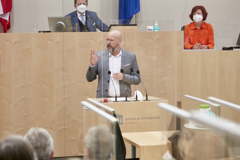 Am Rednerpult Vorsitzender der Bundesratsfraktion Marco Schreuder (GRÜNE)