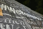 Projektion des Schriftzuges  '#WeRemember' auf der Fassade des Parlaments
