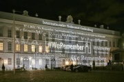 Projektion des Schriftzuges  '#WeRemember' auf der Fassade des Parlaments