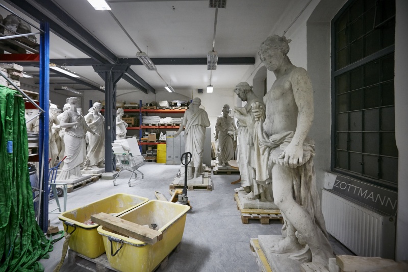 Abtransport der Attika Figuren von der Firma Zottmann