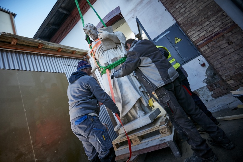 Abtransport der Attika Figuren von der Firma Zottmann