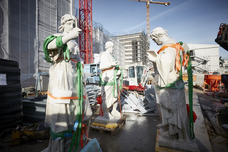 Aufstellen der Attika Figuren am Parlamentsgebäude durch die Firma Zottmann