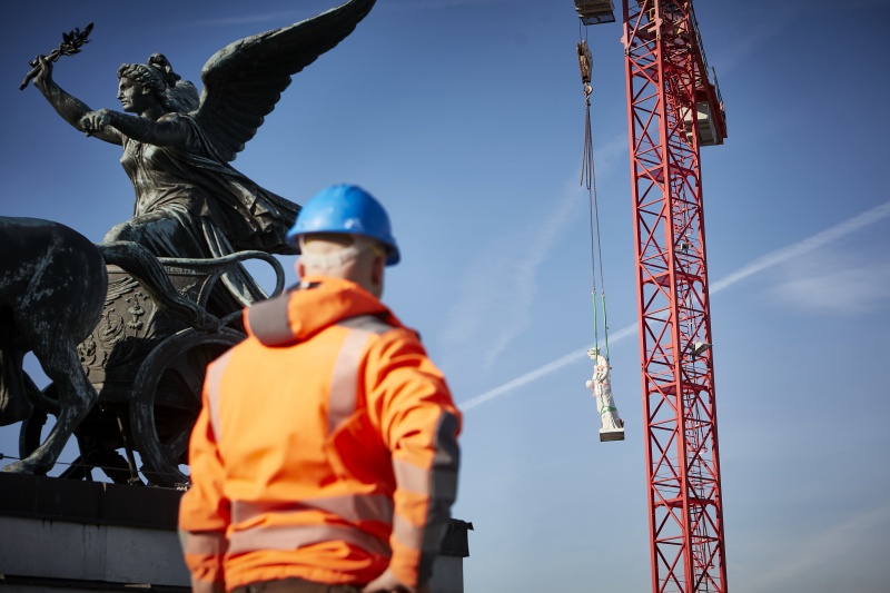 Aufstellen der Attika Figuren am Parlamentsgebäude durch die Firma Zottmann
