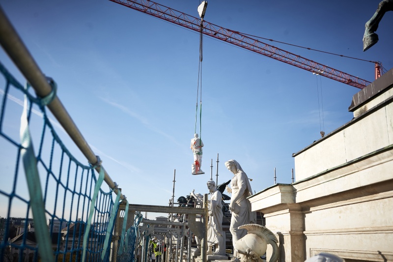 Aufstellen der Attika Figuren am Parlamentsgebäude durch die Firma Zottmann
