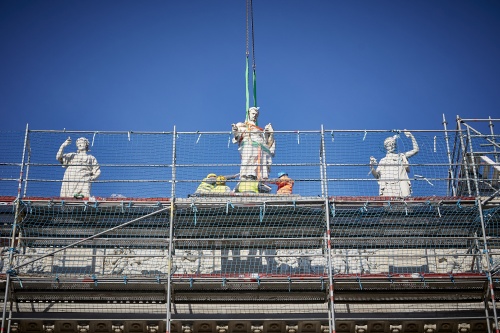Aufstellen der Attika Figuren am Parlamentsgebäude durch die Firma Zottmann