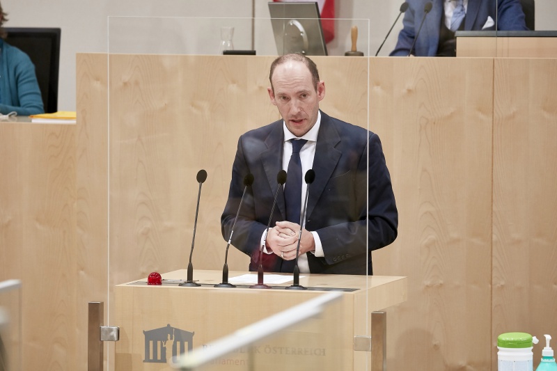 Am Rednerpult Bundesrat Karl-Arthur Arlamovsky (NEOS)