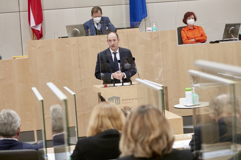 Am Rednerpult Bundesrat Karl-Arthur Arlamovsky (NEOS)