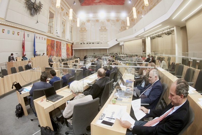 Blick Richtung SitzungsteilnehmerInnen. Am Rednerpult Bundesrat Ingo Appé (SPÖ)