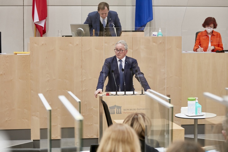Am Rednerpult Vorsitzender der Bundesratsfraktion Karl Bader (ÖVP)