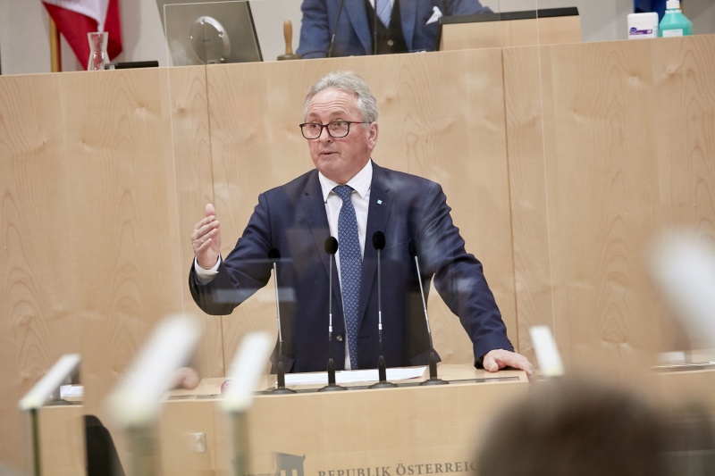 Am Rednerpult Vorsitzender der Bundesratsfraktion Karl Bader (ÖVP)