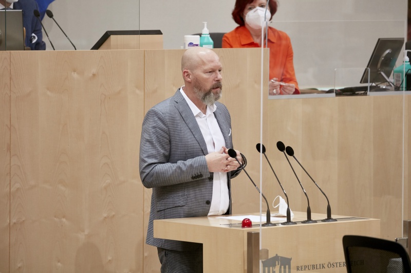 Am Rednerpult Vorsitzender der Bundesratsfraktion Marco Schreuder (GRÜNE)