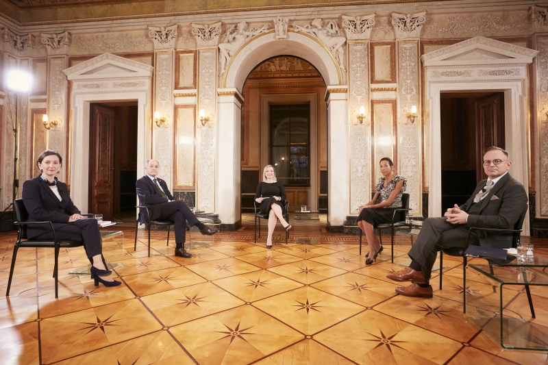 Von links: Historikerin Barbara Stelzl-Marx, Nationalratspräsident Wolfgang Sobotka (ÖVP), Moderatorin Rebekka Salzer, Schriftstellerin Jennifer Teege, Präsident der Jüdischen Gemeinde Graz Elie Rosen