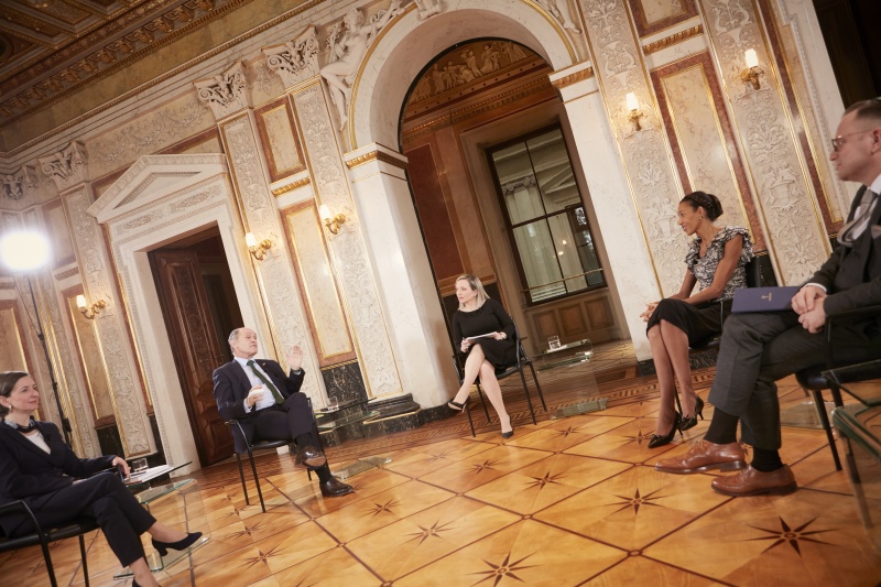 Von links: Historikerin Barbara Stelzl-Marx, Nationalratspräsident Wolfgang Sobotka (ÖVP), Moderatorin Rebekka Salzer, Schriftstellerin Jennifer Teege, Präsident der Jüdischen Gemeinde Graz Elie Rosen