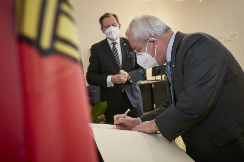 Eintrag in das Gästebuch; Von links: Bundesratspräsident Christian Buchmann (ÖVP), Botschafter Antonio Almeida Riberio