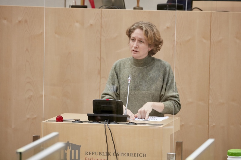 Am Rednerpult Nationalratsabgeordnete Stephanie Krisper (NEOS)