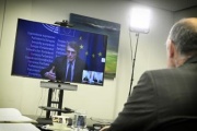 Am Bildschirm der Präsident des Europäischen Parlaments David Sassoli im Gespräch mit Nationalratspräsident Wolfgang Sobotka (ÖVP)