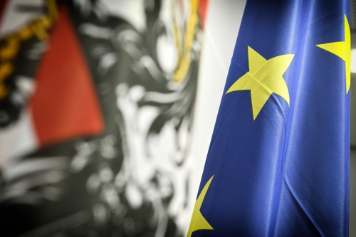Fahnen von Österreich und der EU