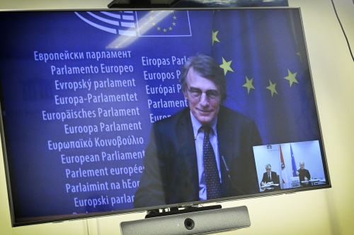Am Bildschirm Präsident des Europäischen Parlaments David Sassoli