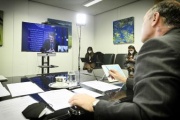 Am Bildschirm der Präsident des Europäischen Parlaments David Sassoli im Gespräch mit Nationalratspräsident Wolfgang Sobotka (ÖVP)