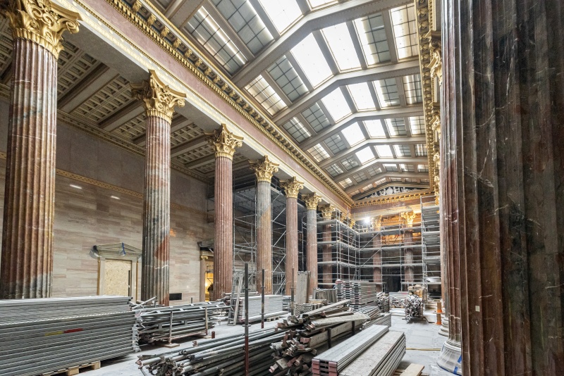 Säulenhalle mit Baugerüst