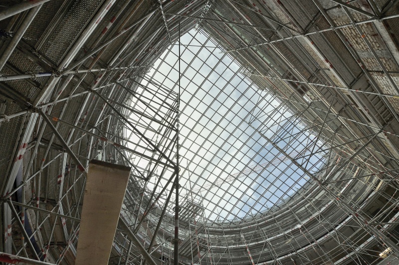 Blick zur neuen Glaskuppel mit Baugerüst