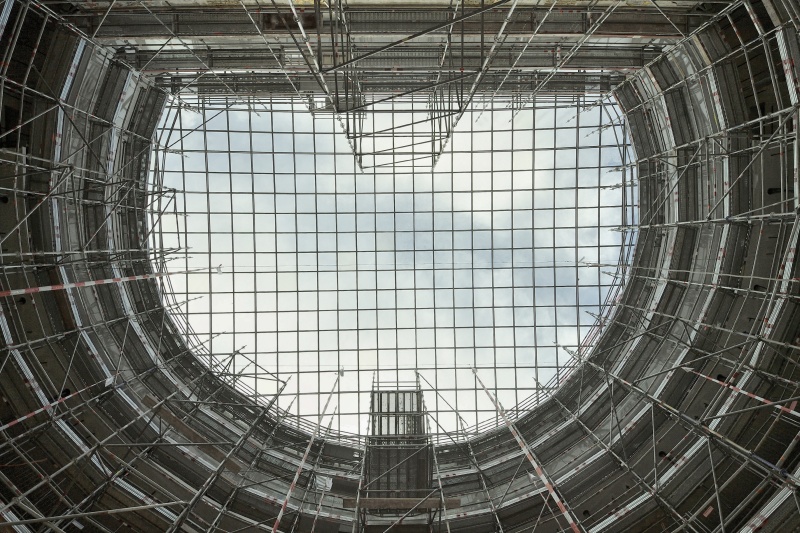 Blick zur neuen Glaskuppel mit Baugerüst