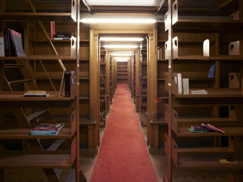 Kooperationsprojekt der Universität für angewandte Kunst Wien, Abteilung angewandte Fotografie und zeitbasierte Medien und der Parlamentsdirektion des österreichischen Parlaments. ..Zum Projekt erscheint das Buch "Temporäre Unordnung", 2020 Walter de Gruyter GmbH, Berlin/Boston, ISBN 978-3-11-070240-8..Projektleitung: Pascal Petignat (Universität für angewandte Kunst Wien), Barbara Eder (Parlamentsdirektion)