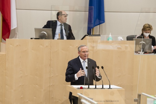 Am Rednerpult: Nationalratsabgeordneter Karl Mahrer (ÖVP)