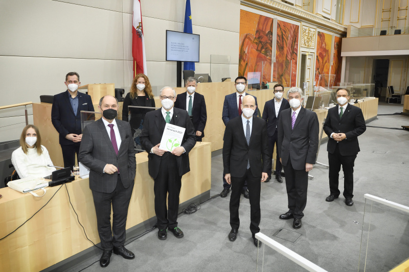 Von links: Nationalratsabgeordnete Kira Grünberg (ÖVP), Christian Zehetgruber, Nationalratspräsident Wolfgang Sobotka (ÖVP), Nationalratsabgeordnete Fiona Fiedler (NEOS), Martin Essl, Michael Fembek, Gunther Reimoser, Arbeitsminister Martin Kocher, Andreas Onea, Parlamentsdirektor Harald Dossi, Michael Pichler