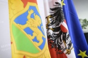 Flaggen von Montenegro, Österreich und EU im Brückenzimmer