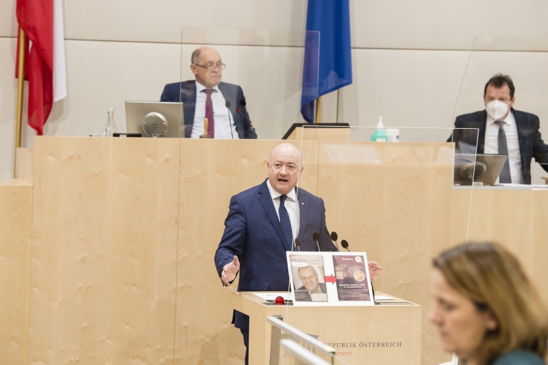 Am Rednerpult: Nationalratsabgeordneter Christian Stocker (ÖVP). Am Präsidium: Nationalratspräsident Wolfgang Sobotka (ÖVP)