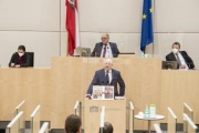 Am Rednerpult: Nationalratsabgeordneter Christian Stocker (ÖVP). Am Präsidium: Nationalratspräsident Wolfgang Sobotka (ÖVP)