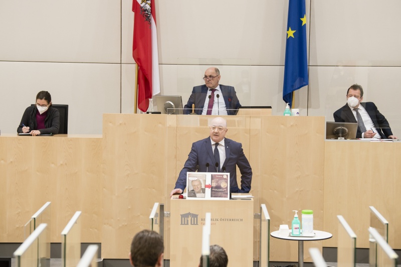 Am Rednerpult: Nationalratsabgeordneter Christian Stocker (ÖVP). Am Präsidium: Nationalratspräsident Wolfgang Sobotka (ÖVP)