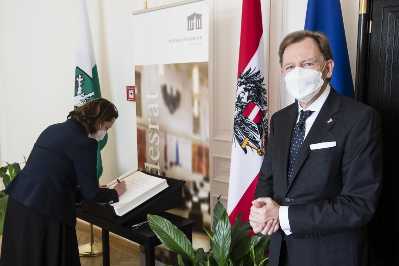 Von rechts: Bundesratspräsident Christian Buchmann (ÖVP), Slowenische Botschafterin Mag.a Ksenija Škrilec