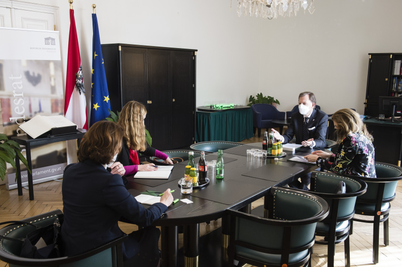 Aussprache zwischen Bundesratspräsident Christian Buchmann (ÖVP) (2. von rechts) und der Slowenischen Botschafterin Mag.a Ksenija Škrilec (links)
