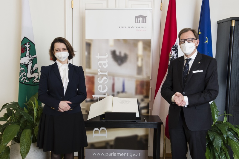 Von rechts: Bundesratspräsident Christian Buchmann (ÖVP), Slowenische Botschafterin Mag.a Ksenija Škrilec