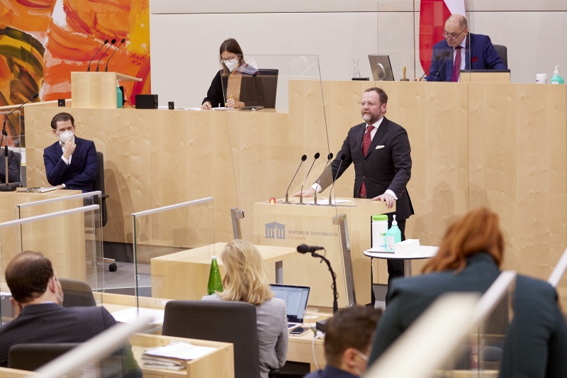 Am Rednerpult Nationalratsabgeordneter Josef Schellhorn (NEOS)