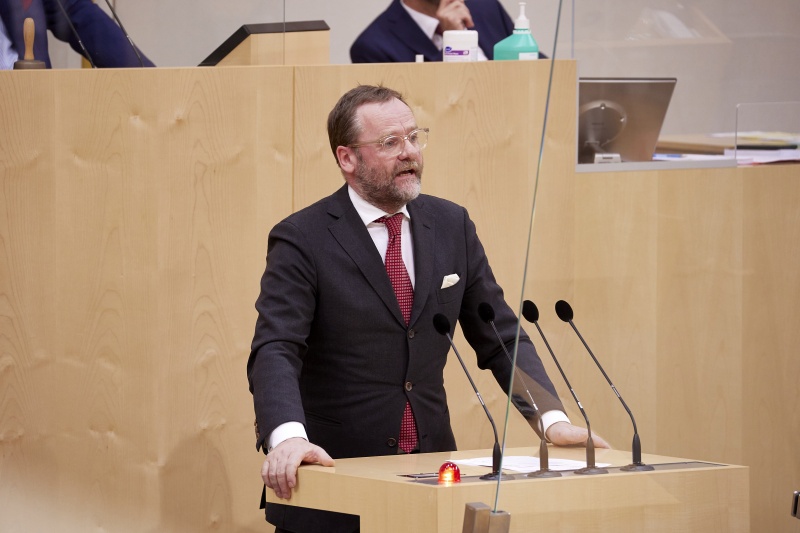 Am Rednerpult Nationalratsabgeordneter Josef Schellhorn (NEOS)