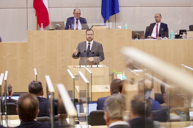 Am Rednerpult Nationalratsabgeordneter Christian Hafenecker (FPÖ)