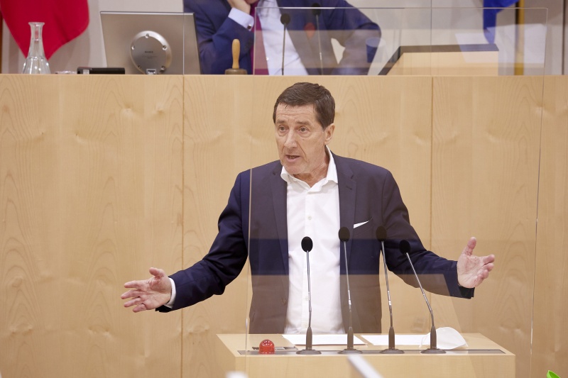 Am Rednerpult Nationalratsabgeordneter Johannes Margreiter (NEOS)